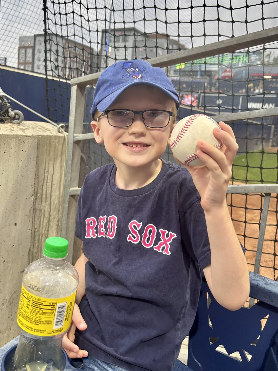 MoriartyHistory's tweet photo. Pitcher Bryan Mata gained a fan for life by randomly coming by to offer a fist bump, conversation, and a baseball to the little guy during tonight’s @WooSox game.
Thanks much, Bryan! #goodguys #redsox #woosox #baseball #milb #instantfan https://t.co/m6WSpCBHDg