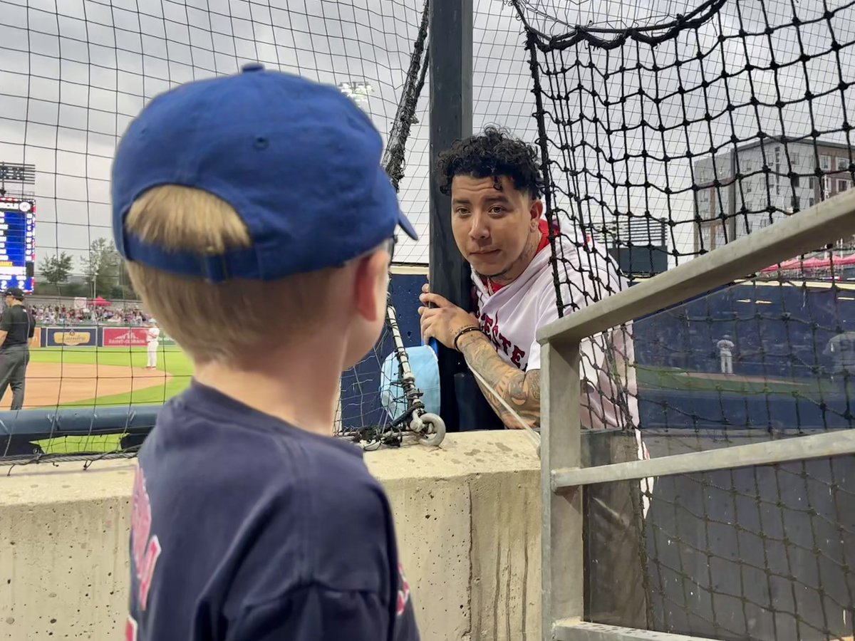 MoriartyHistory's tweet photo. Pitcher Bryan Mata gained a fan for life by randomly coming by to offer a fist bump, conversation, and a baseball to the little guy during tonight’s @WooSox game.
Thanks much, Bryan! #goodguys #redsox #woosox #baseball #milb #instantfan https://t.co/m6WSpCBHDg