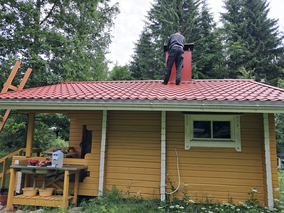 Pääsin juttelemaan nuohoojan, "nokikolarin"  kanssa. Hän oli toiminut alalla peräti 39 vuotta, ja puheesta välittyi aito #ammattiylpeys. Kertoi myös, ettei tunne ketään alalla, joka ei olisi pudonnut katolta, huh. Kyllä ovat eri työt ja ammatit loputtoman kiinnostavia!