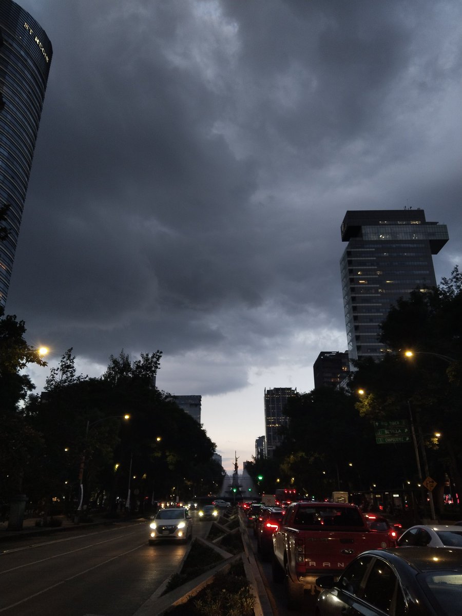 Tan bonita la #CDMX. 
#FelizJueves #Noches.
