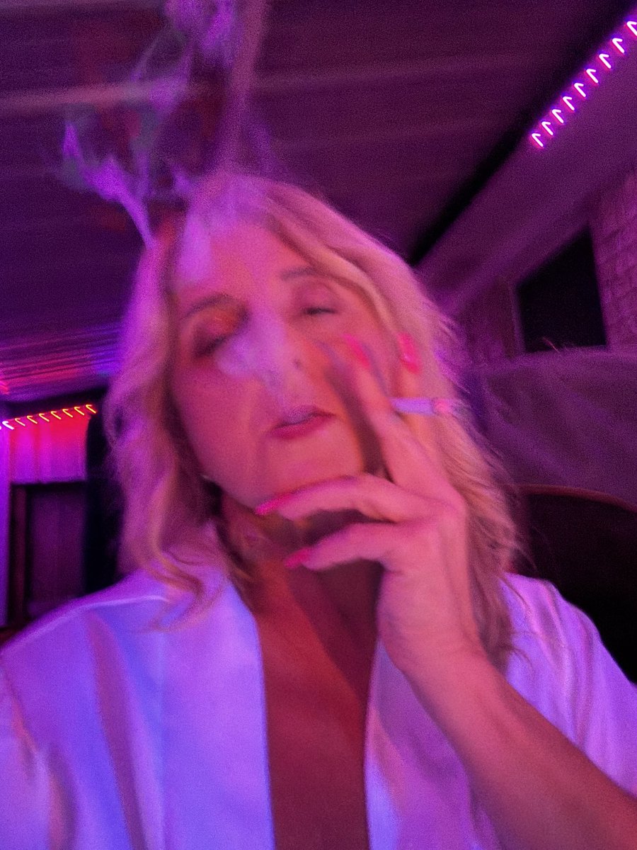 🔥To all my smoke fetish lovers 🔥

Reposts make me post❤️😘

Onlyfans.com/bridgettedanie…
Bridgette_daniels.manyvids.com
pornhub.com/pornstar/bridg…
