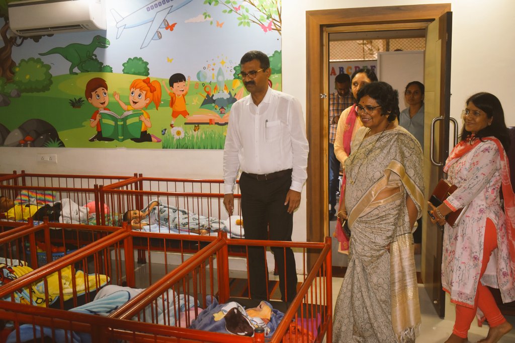 गांधीनगर स्थित 'पुलिस भवन' में गुजरात के डीजीपी श्री विकास सहाय और वरिष्ठ पुलिस अधिकारियों के साथ समीक्षा बैठक की। इस बैठक में महिलाओं की सुरक्षा के महत्वपूर्ण मुद्दों पर चर्चा हुई, जिससे महिलाओं के अधिकारों की रक्षा और उनके सशक्तिकरण के लिए प्रभावी कदम उठाए जा सकें और समाज में