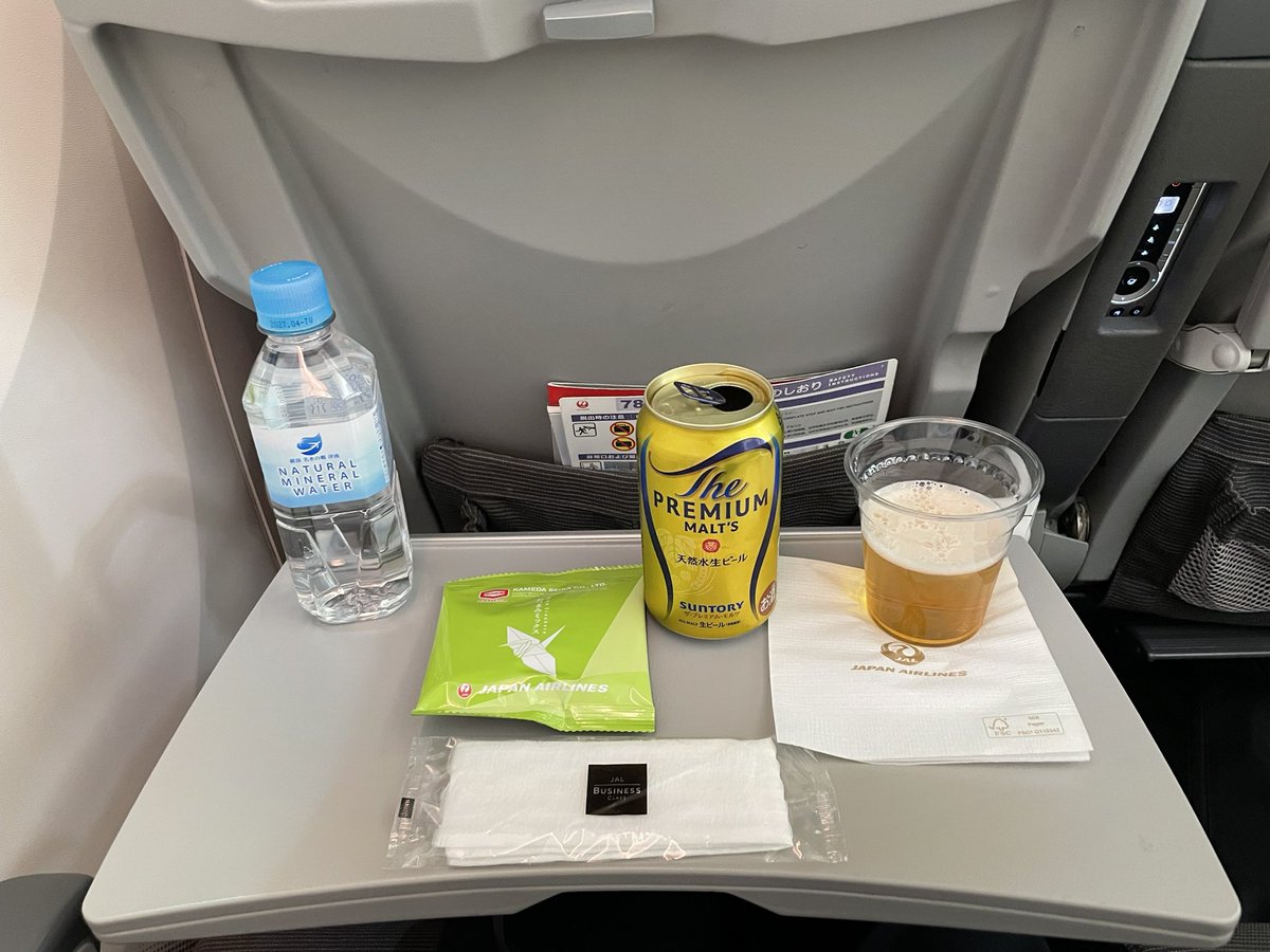 離陸後20分でおつまみと水(PET)、ドリンクの提供
ソフドリの他、ビール・ワイン・梅酒といったアルコール類も充実
今回はプレミアムモルツにした