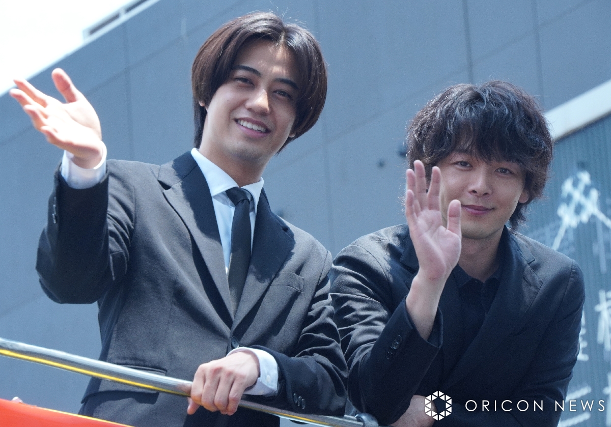 oricon's tweet photo. キンプリ髙橋海人＆中村倫也
昼の赤坂にサプライズ登場で騒然❗️

ロンドンバスの2階から顔を出し
「なにしてるんですか？｣｢ランチ？」
https://t.co/hsENG7Faqk

#ドラマDOPE @kp_official0523 @senritsutareme @dope_tbs https://t.co/mcZiSY8H6O