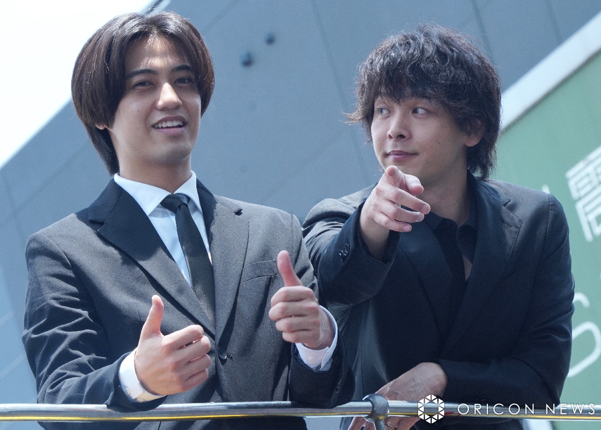 oricon's tweet photo. キンプリ髙橋海人＆中村倫也
昼の赤坂にサプライズ登場で騒然❗️

ロンドンバスの2階から顔を出し
「なにしてるんですか？｣｢ランチ？」
https://t.co/hsENG7Faqk

#ドラマDOPE @kp_official0523 @senritsutareme @dope_tbs https://t.co/mcZiSY8H6O