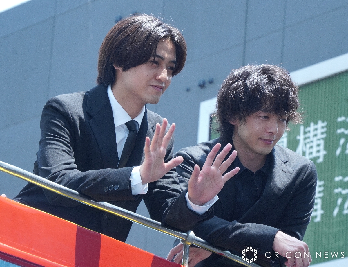 oricon's tweet photo. キンプリ髙橋海人＆中村倫也
昼の赤坂にサプライズ登場で騒然❗️

ロンドンバスの2階から顔を出し
「なにしてるんですか？｣｢ランチ？」
https://t.co/hsENG7Faqk

#ドラマDOPE @kp_official0523 @senritsutareme @dope_tbs https://t.co/mcZiSY8H6O