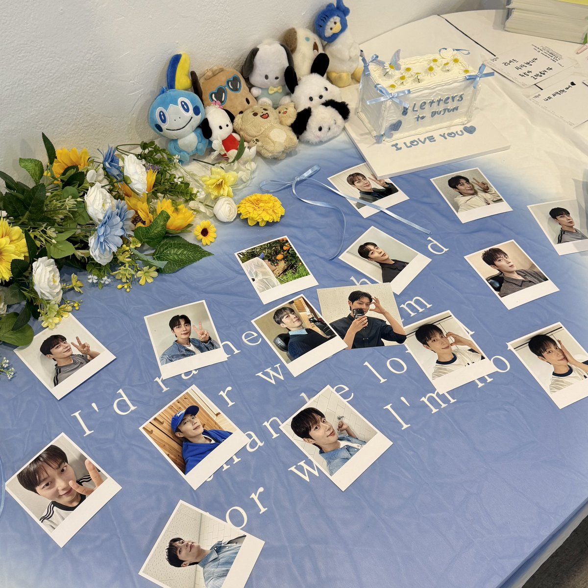 sul_djdj74's tweet photo. 두준이 생카 어디를 제일 먼저 가볼까 하다가 시즌스부터 방문! 두준이 생일날 꽃 선물 받은 느낌이라 더 기분 좋아🩵💙

생카에서 마주친 멤버들의 메세지두 너무 반가워짜나

#8letters_to_dujun
#마음껏두준사랑하기 https://t.co/RjMtjO5DgD