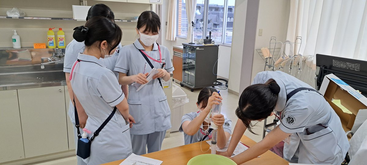 東邦大学看護学部【公式】 (@toho_nurspress) on Twitter photo 授業の1コマ #がん看護学:その1
4年生の #統合実習 では、抗がん薬を自宅で投与できる携帯型ポンプに実際に触れました。患者さんの日常生活を想像し、看護師としての配慮を考え、寄り添う看護の大切さを学びました。
#東邦大学 #看護学部 #授業風景 #携帯型ディスポーザブルポンプ体験 授業の1コマ #がん看護学:その1
4年生の #統合実習 では、抗がん薬を自宅で投与できる携帯型ポンプに実際に触れました。患者さんの日常生活を想像し、看護師としての配慮を考え、寄り添う看護の大切さを学びました。
#東邦大学 #看護学部 #授業風景 #携帯型ディスポーザブルポンプ体験