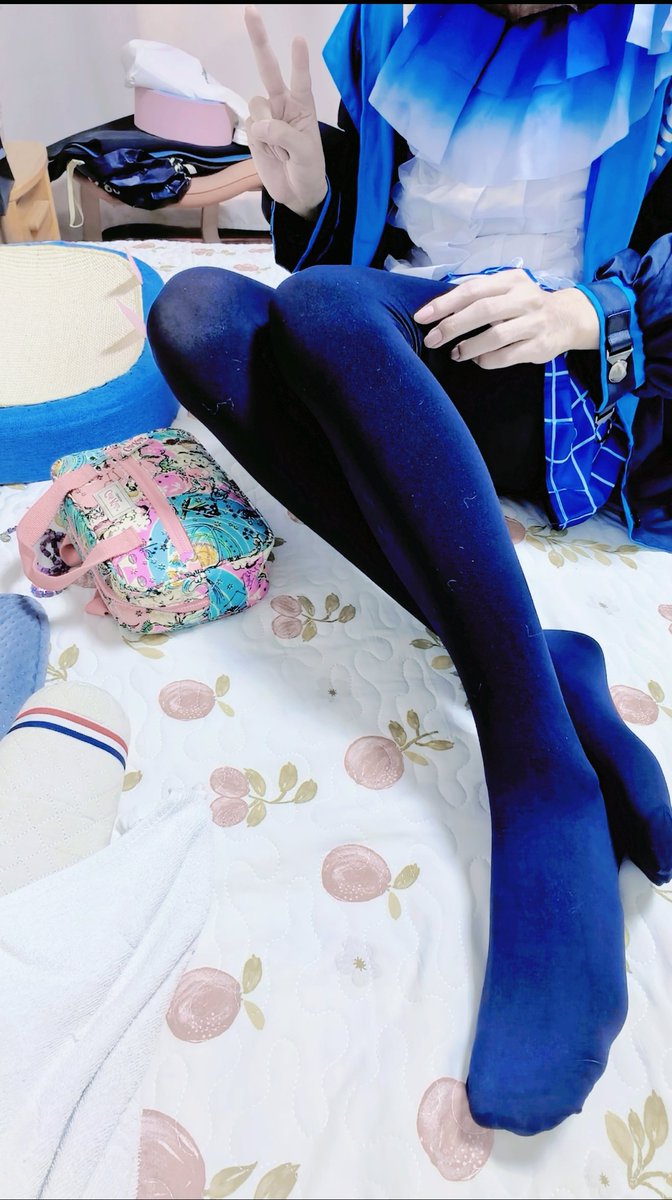 GingerL00000's tweet photo. 试了试用手机支架拍腿子 https://t.co/cMoBXXG18O