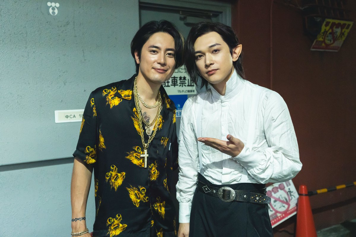 bababa_eiga's tweet image. \🚨サプライズ参戦!!/
─ ⋆ 新キャスト解禁 ⋆ ─
♦︎血に飢えた森蘭丸(#吉沢亮)に
狙われるギャング #間宮祥太朗⚔️
蘭丸に襲われ、バンパイアが嫌いとする
十字架のネックレスで撃退しようとするが…?
#ババンババンバンバンパイア
大ヒット上映中🦇