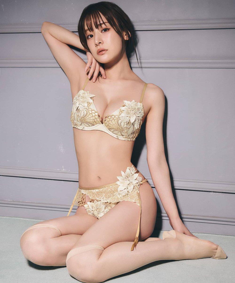 PINK_MOON_1's tweet photo. 【LINGERIEAM】アールデコ グラマーアップ ブラ

気高く美しい存在感を魅せる。
幾何学模様が紡ぐ、神秘的な艶めき奏でるブラ。

アールデコの気品が息づく重厚なレース。
高雅な煌めきを放つモチーフがボディを彩り、優しく抱擁する。
その陰影が織りなす輝きは、心に響くアンサンブル。 https://t.co/jjENwAkSyD