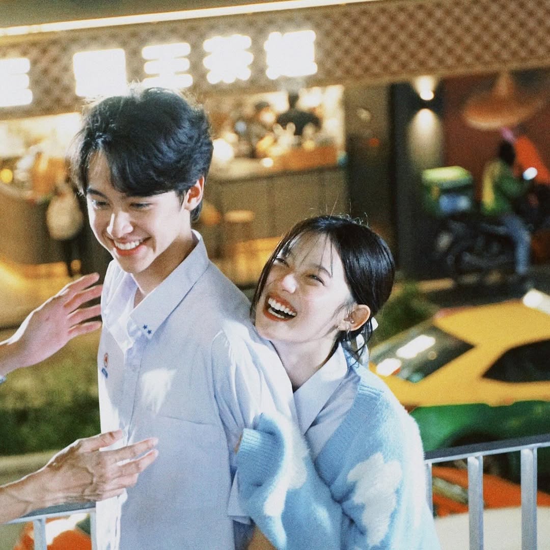 ชอบการทำงานของค่ายนี้จัง ใส่ใจรายละเอียดตั้งแต่การแคสต์นักแสดงที่มารับบทเป็นตัวละครในเรื่อง  ยันรูปโปรไฟล์ของตัวละคร คสพ.ในเรื่องเด็ก 2 คนนี้เป็นแฟนกัน ก็ตั้งรูปโปรไฟล์คล้ายๆกัน เซ็ทเดียวกัน ให้คนดูรู้ว่านี่เป็นแฟนกัน #TASTEเด็กเจนแซ่บ