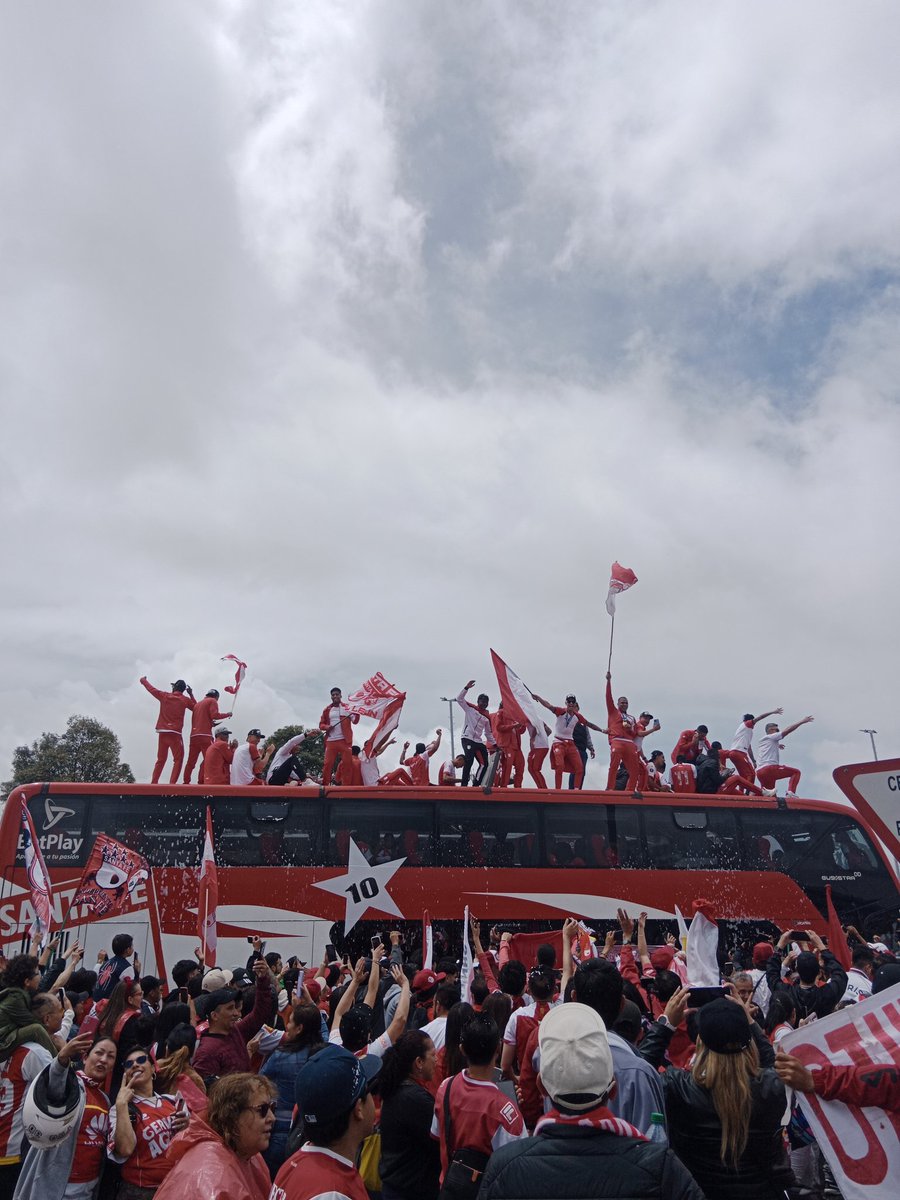 InfoCardenal10's tweet photo. #Interactuemos Leones, dejen en los comentarios las imágenes más destacadas que quieran compartir de la celebración de nuestra DÉCIMA estrella 🌟 que ilumina el cielo de Bogotá. Wallpapers, posters, portadas, entre otras. 😎

📸 Créditos a quien corresponda.

#InformaciónCardenal https://t.co/MfHGQLQd8V