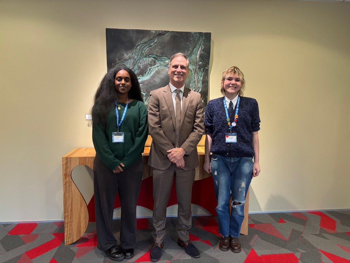 Cet après-midi, le Haut-commissaire Smith a rencontré Naradous et Noah.

 Ces deux étudiants 🇳🇿 représentent le 🇨🇦 lors du #NZModelUN organisé cette semaine par UN Youth New Zealand.

Ensemble, ils ont discuté des priorités du Canada aux Nations-Unies et du metier diplomate !