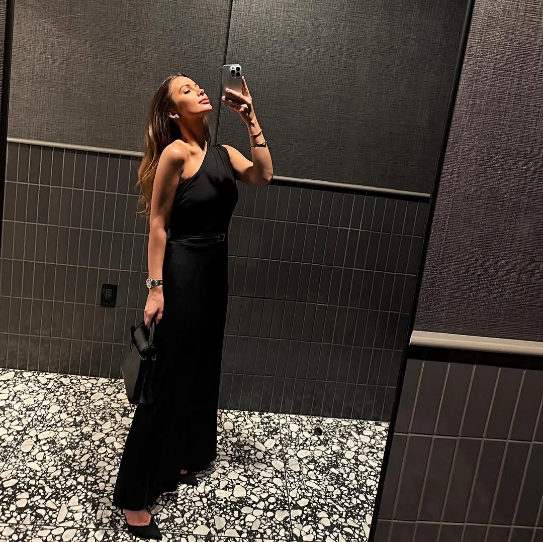 lunaryuu's tweet photo. Confidence and style in one fabulous package. Ready to take on the night! ✨
#Hyatt Regency SF Soma https://t.co/knYisnYvcJ