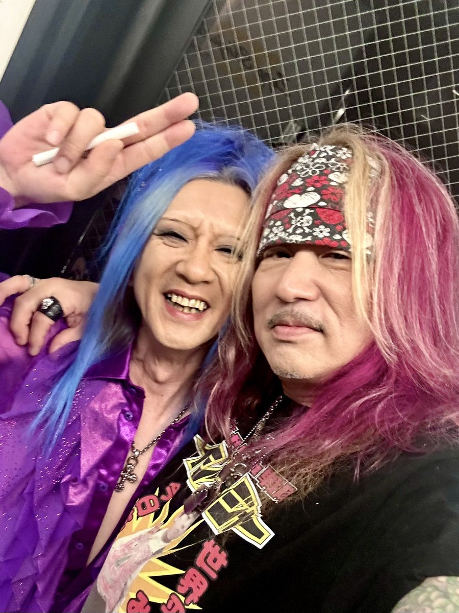 abikoshinonkai's tweet photo. 昨日の楽屋写真
新谷と話したんだけど、最近は皆んなが揃うのは誰かの葬式が多い中
楽しく皆んなで会えたのはケンちゃんのおかげ🤗
マジに10年以上振りに会ったの連れが何人もいた
ケンちゃん、ありがとう！

叩かれても！
自分の道を突き進んでな🤗
ま、大丈夫か（笑）
ケンちゃん写真はまた後で😛 https://t.co/lP3dxe4kyd