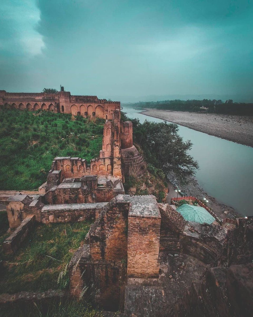 Akhnoor Fort: Step into history at this fort, perched on a cliff above the Chenab River. Completed by Raja Alam Singh in 1802, this majestic fort rises on an ancient site that spans three historic eras, beginning with the Harappan Civilization. (1/2)

#BharatFromMyLens