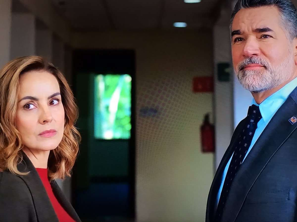 DarkMaster_AR_'s tweet photo. 👿 Enrique, ayúdalo a Memo, el fiscal furias encontró el collar del perro de Luciana y fotos del perro descuartizado! #juegosdeamorypoder #teammariana #familiadelmal😈 @alealebarros @AlonsoHerna205 @detlnovelas1 @horadlanovela @Los8015 @NoveleraSoy @NubiaArizaga @RaulIgnacioCam1 https://t.co/zLWOwl7AfI