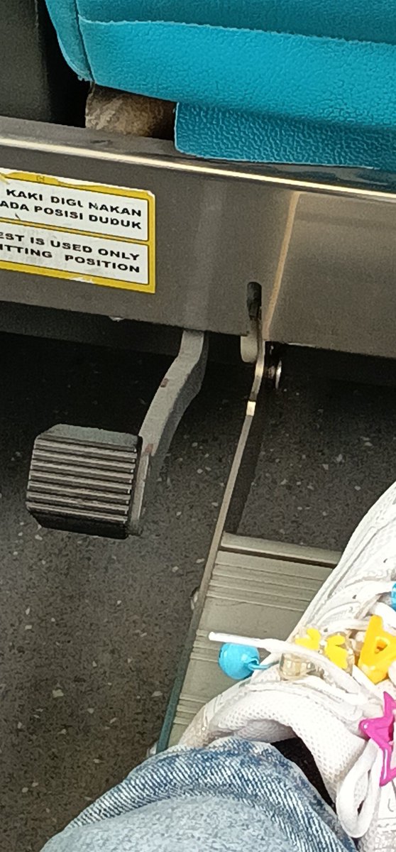 kalo ada orang sepatunya krincing krincing itu aku ya:'