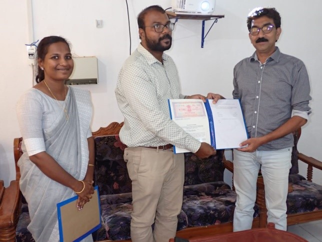 CIARIPortblair's tweet image. ICAR-CIARI licensed “DweepMAS-Poultry Feed” tech to Shri Ibrahim Manikfen on 22nd April 2025  Made from local tuna (MASMIN), it’s a high-protein, cost-effective alternative to soya feed—boosting poultry self-sufficiency in Lakshadweep!#TechTransfer #PoultryFeed #Innovation