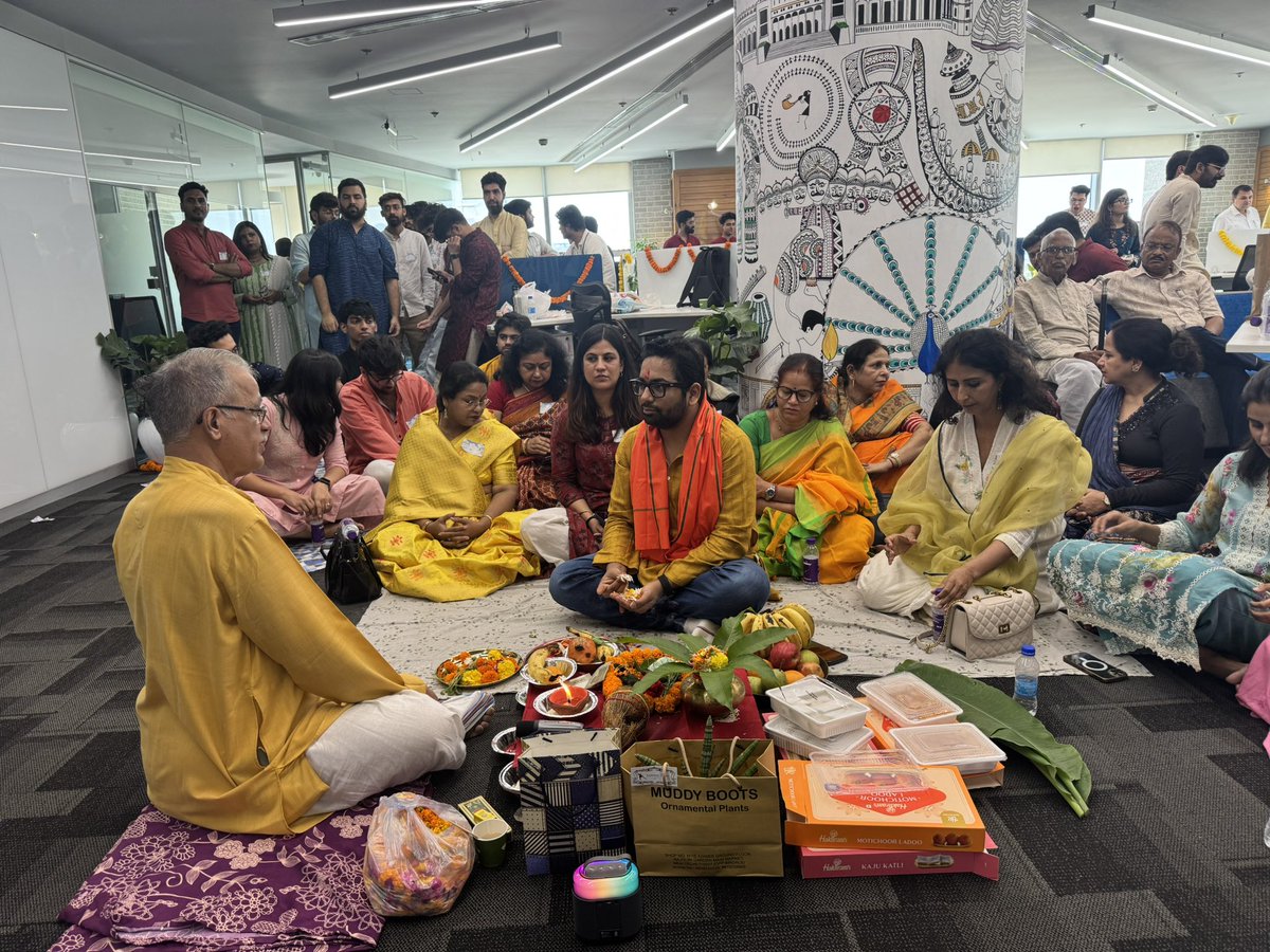 sbikh's tweet image. At the Pooja for the inauguration of the spanking new office of Aftershoot on the fifth floor of the Select City Walk Mall in Saket.
The Pandit said something very profound “Saraswati ka dhyaan kariye. Lakshmi apne aap uske pichey aa jayegi”. So apt for an AI company.
Midway…
