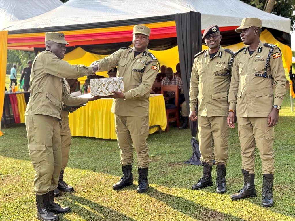 Uganda Police Force (@policeug) on Twitter photo Yesterday, AIGP <a href="/KafeeroMoses/">AIGP Kafeero Moses</a> officiated the passout ceremony of 194 personnel on the Training of Trainers (TOT) course at Police Training School Kabalye.
Later, he presided over the pipping ceremony for the newly promoted instructors. Yesterday, AIGP <a href="/KafeeroMoses/">AIGP Kafeero Moses</a> officiated the passout ceremony of 194 personnel on the Training of Trainers (TOT) course at Police Training School Kabalye.
Later, he presided over the pipping ceremony for the newly promoted instructors.