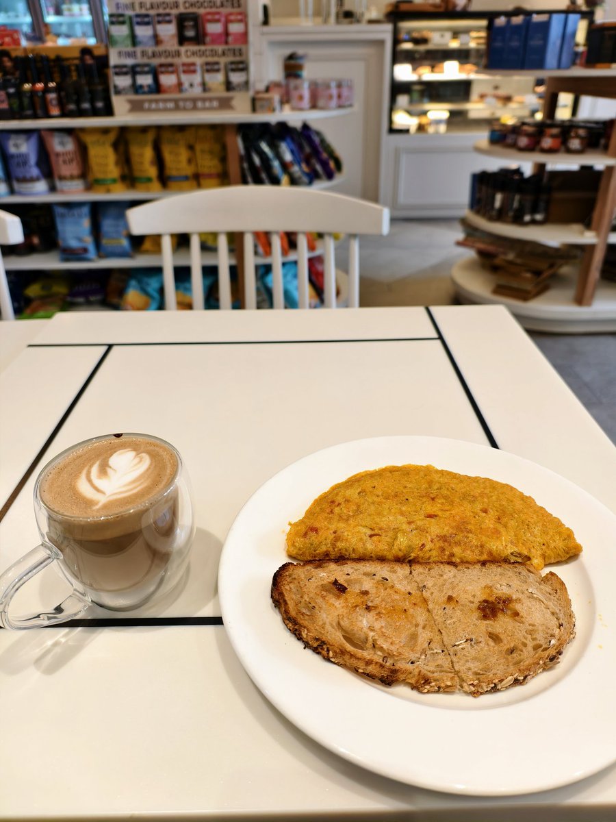 samyak4real's tweet image. Crispy brown toast ,masala omlet and coffee 

#HelloWeekend