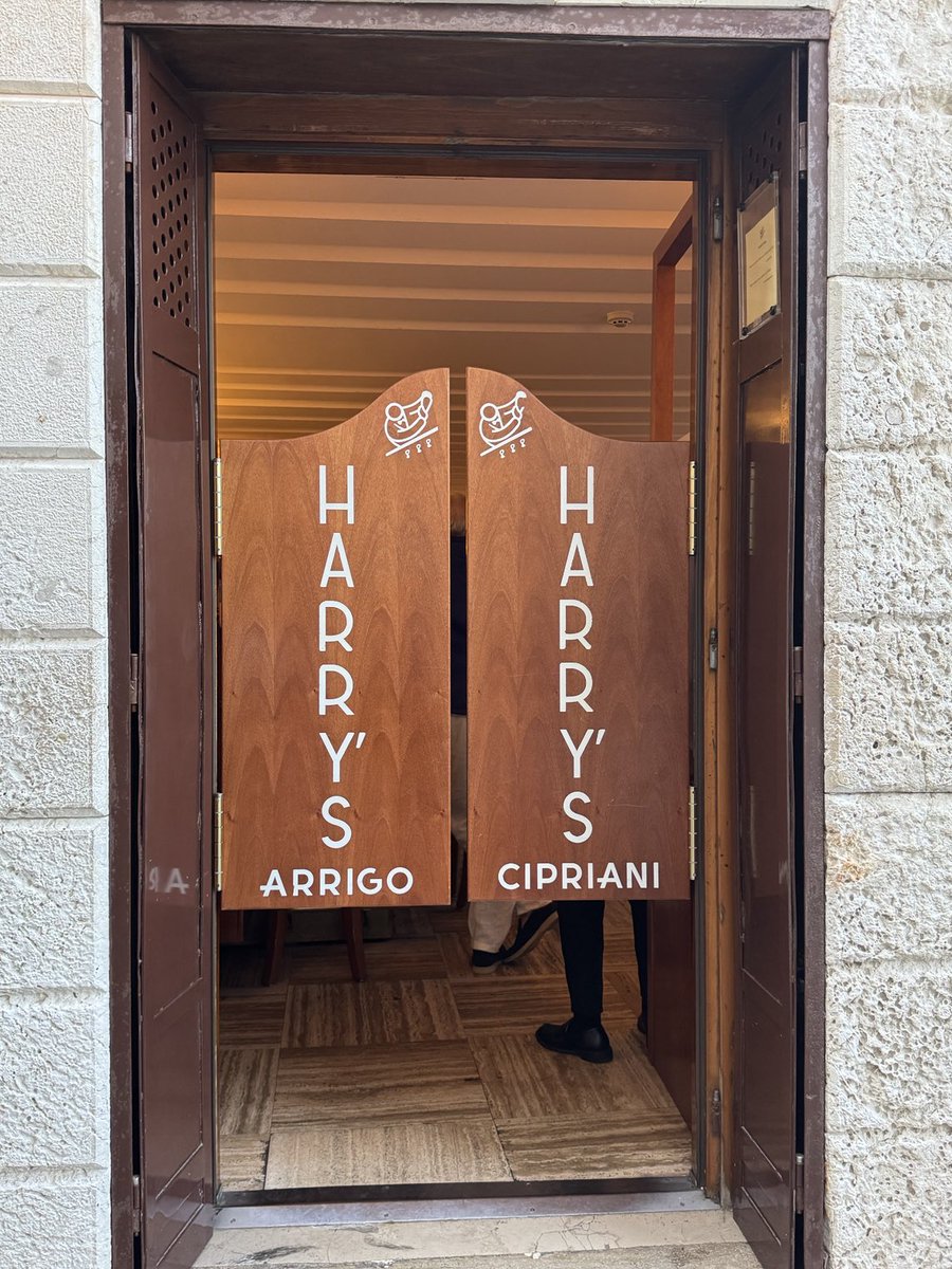 elaine_pasquini's tweet image. Continuing our Venetian adventure, we passed by Harry’s Bar, but no Gabriel or Julian Isherwood inside. The London art dealer is partial to their Bellini cocktails! Ends up there in Portrait of an unknown Woman @danielsilvabook @jamiegangel