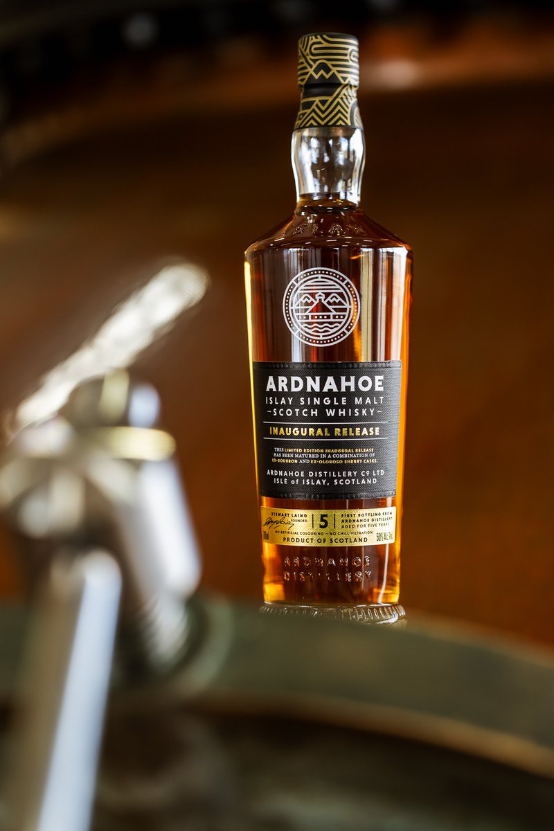 El primer #whisky de la destilería es el #Ardnahoe Inaugural Release. Con un perfil de sabor con aromas de galleta de mantequilla, manzanas horneadas y humo de turba de Islay; en boca, notas de natillas, jengibre, ralladura de limón y manzanas horneadas, final largo y ahumado.