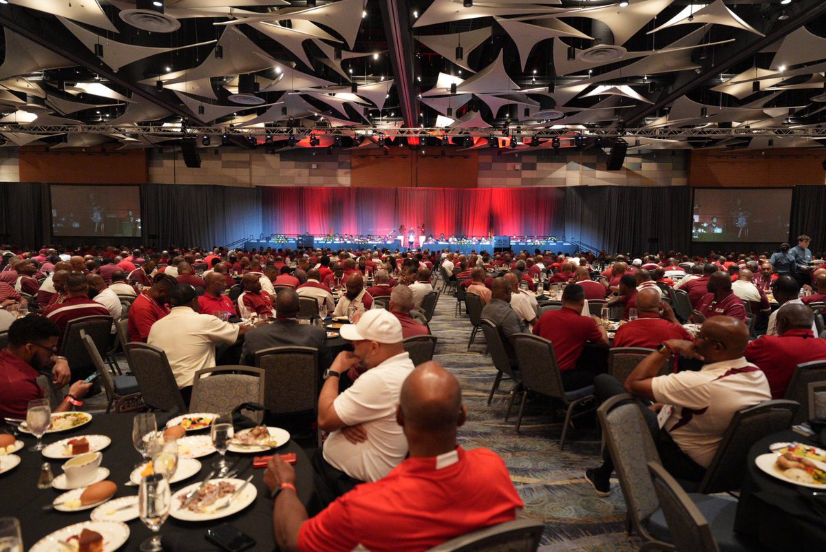 kapsi1911's tweet image. Thousands of undergrads packed the room for our Undergraduate Leadership Summit at the 87th Grand Chapter Meeting in Phoenix. 💎Powerful messages from our Undergraduate Grand Board inspired the next generation of Kappa leaders. #Klave2025 #LeadKappa
