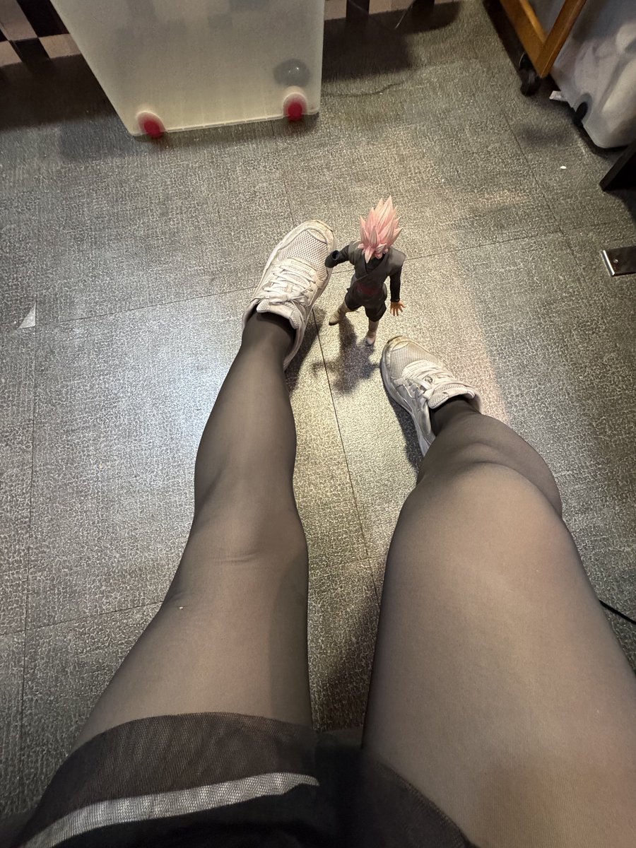 qunnemomo's tweet photo. 好久沒回來了 
你們的騷巨娘來了
#巨大娘  #giantess  #黑絲 https://t.co/7G44BzcRjp