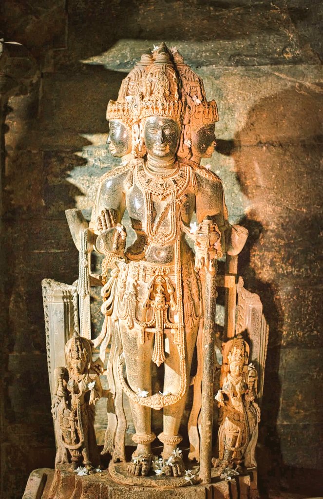 One of the most beautiful #Brahma sculpture I've ever seen. 😊👌
Brahma Jinalaya, Lakhundi, #Karnataka, 11th century. 🏵️

I thought Pushkar in #Rajasthan has the only Brahma temple in India.