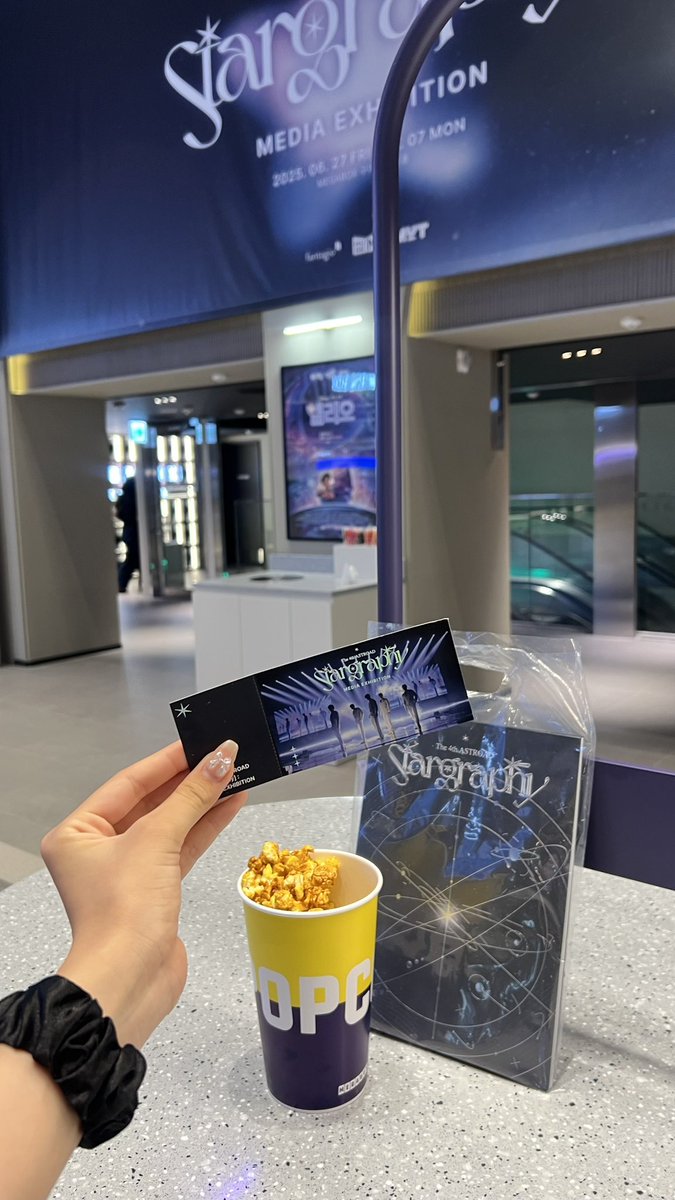 hi_astro06's tweet photo. 映画館の中もASTROだらけ💜 https://t.co/jDtRpOG2me
