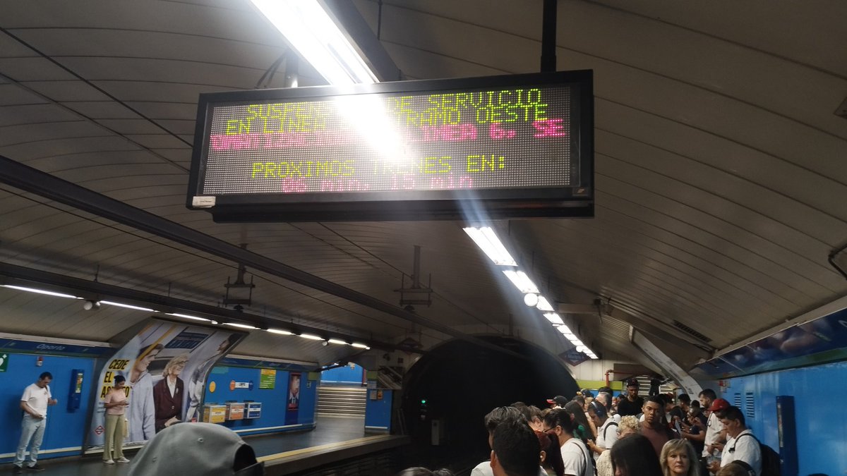 Pamy2210's tweet photo. @metro_madrid Para transportar ganado hay normas que regulan el espacio que debe existir entre animal y animal, pero las personas podemos ir cada día a trabajar con la cara pegada al cristal de la puerta del metro que no pasa nada. Y se permiten el lujo de tener estas frecuencias https://t.co/g2fXyXYbzu