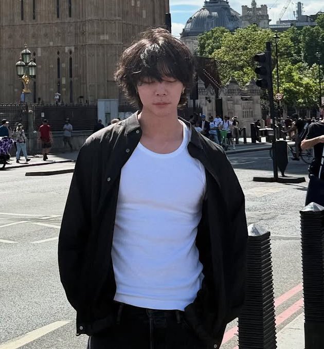 suhspirias's tweet photo. JOHNNY SUH PUT THE SCISSORS DOWNNN https://t.co/iVhhELoE9a