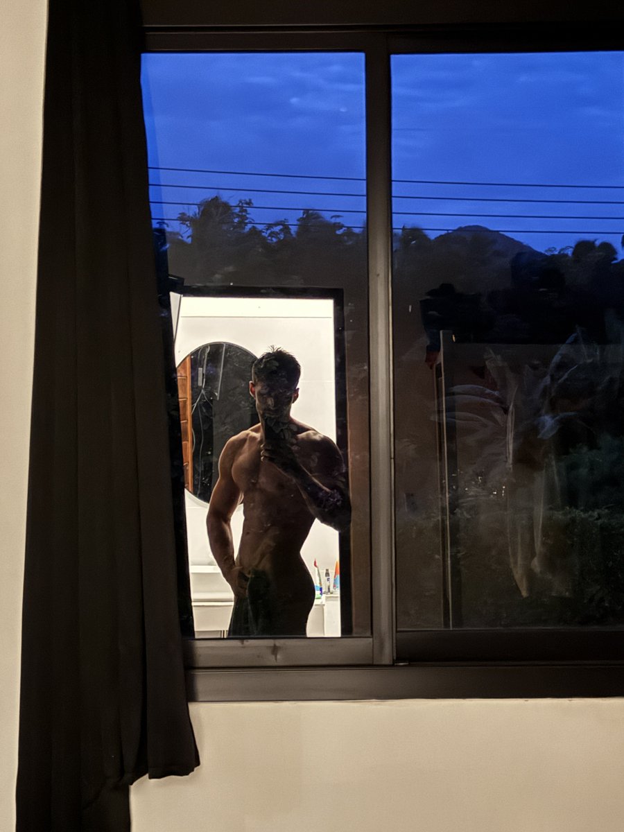 azaroso_'s tweet photo. I’m your naked neighbor https://t.co/SApq65R9kq