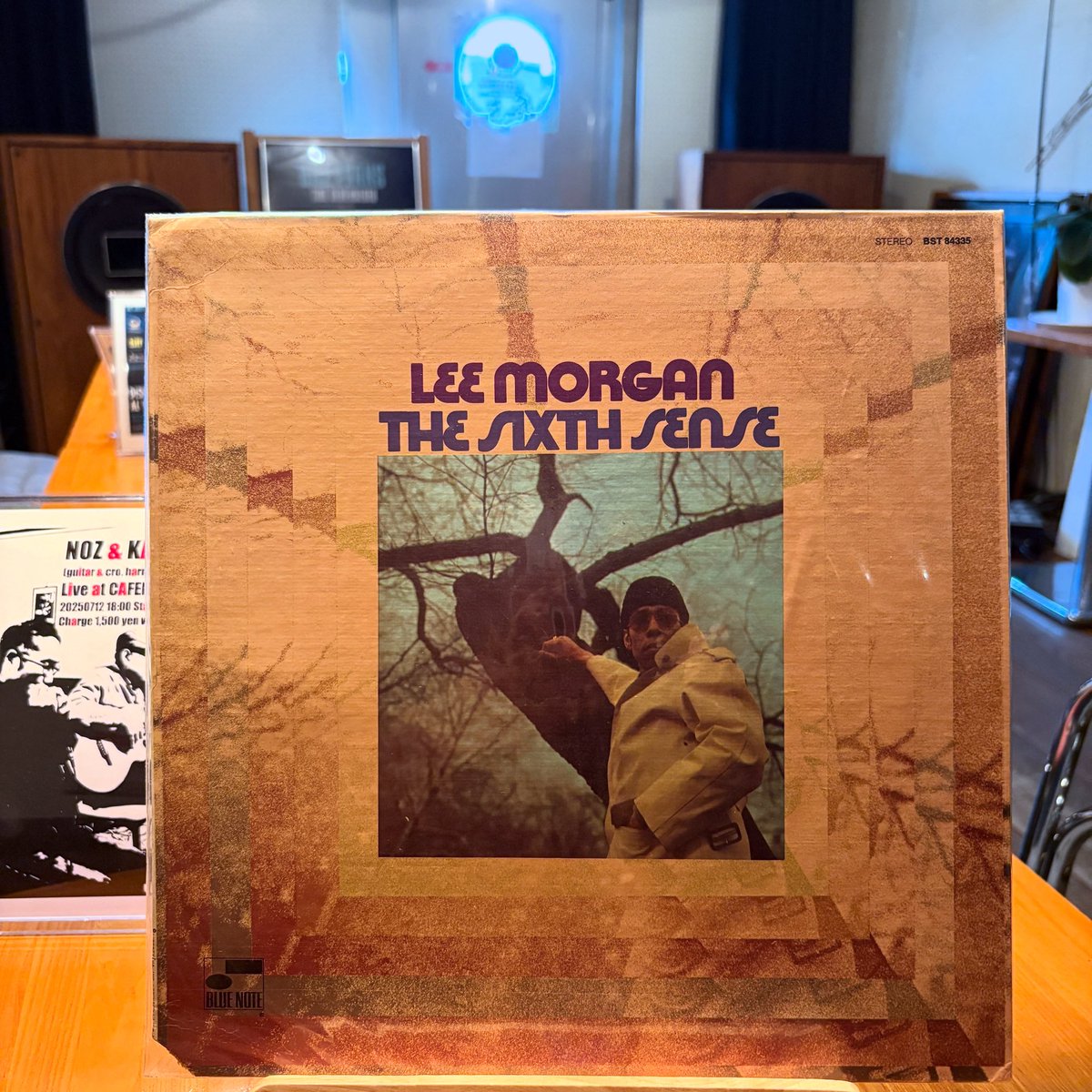 cafemusica2024's tweet image. 20250704 これを下北のレコファンで見つけた頃はお店でかけるなんて想像していなかった店主が開店しております。来週のライヴのせいかお客様のせいか暑さのせいか、日に日にブラジル濃度が濃くなっているところで #ジャズ喫茶 の薫り #BLUENOTERECORDS です。リー・モーガンです。 #leemorgan