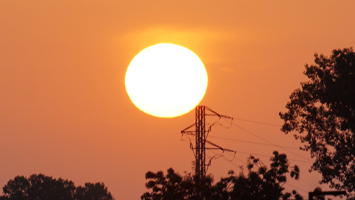 Àngel Galán, el temps amb fotografies. (@angelgalanmont) on Twitter photo 📸la sortida de sol a Verges amb 22,1 °C. i el 78 % Hr. <a href="/meteocat/">Meteocat</a> <a href="/sarai_sarroca/">Sarai Sarroca</a> <a href="/sibilafc/">Silvia Ferrer</a> <a href="/AEMET_Cat/">AEMET_Cataluña</a> <a href="/SoniaPapell/">Sònia Papell</a> <a href="/TomeuRigoR/">Tomeu Rigo</a> <a href="/SergiLoras/">Sergi Loras</a> <a href="/eliseuvilaclara/">Eliseu Vilaclara</a> <a href="/acam_cat/">ACAM</a> <a href="/alfons_pc/">Alfons Puertas</a> <a href="/meteorac1/">Meteorologia RAC1</a> <a href="/tempsdemeteo/">Temps de Méteo</a> <a href="/Oriol_RB/">Oriol Rodríguez Ballester</a> <a href="/ARAmeteo/">ARA Méteo</a> <a href="/MeteoredES/">Meteored | tiempo.com</a> <a href="/gemmapuigf/">Gemma Puig Feliu</a> #ElTemps3Cat <a href="/GrupCMI/">ClimaMeteoInfo</a> <a href="/btveltemps/">btv el temps</a> 📸la sortida de sol a Verges amb 22,1 °C. i el 78 % Hr. <a href="/meteocat/">Meteocat</a> <a href="/sarai_sarroca/">Sarai Sarroca</a> <a href="/sibilafc/">Silvia Ferrer</a> <a href="/AEMET_Cat/">AEMET_Cataluña</a> <a href="/SoniaPapell/">Sònia Papell</a> <a href="/TomeuRigoR/">Tomeu Rigo</a> <a href="/SergiLoras/">Sergi Loras</a> <a href="/eliseuvilaclara/">Eliseu Vilaclara</a> <a href="/acam_cat/">ACAM</a> <a href="/alfons_pc/">Alfons Puertas</a> <a href="/meteorac1/">Meteorologia RAC1</a> <a href="/tempsdemeteo/">Temps de Méteo</a> <a href="/Oriol_RB/">Oriol Rodríguez Ballester</a> <a href="/ARAmeteo/">ARA Méteo</a> <a href="/MeteoredES/">Meteored | tiempo.com</a> <a href="/gemmapuigf/">Gemma Puig Feliu</a> #ElTemps3Cat <a href="/GrupCMI/">ClimaMeteoInfo</a> <a href="/btveltemps/">btv el temps</a>
