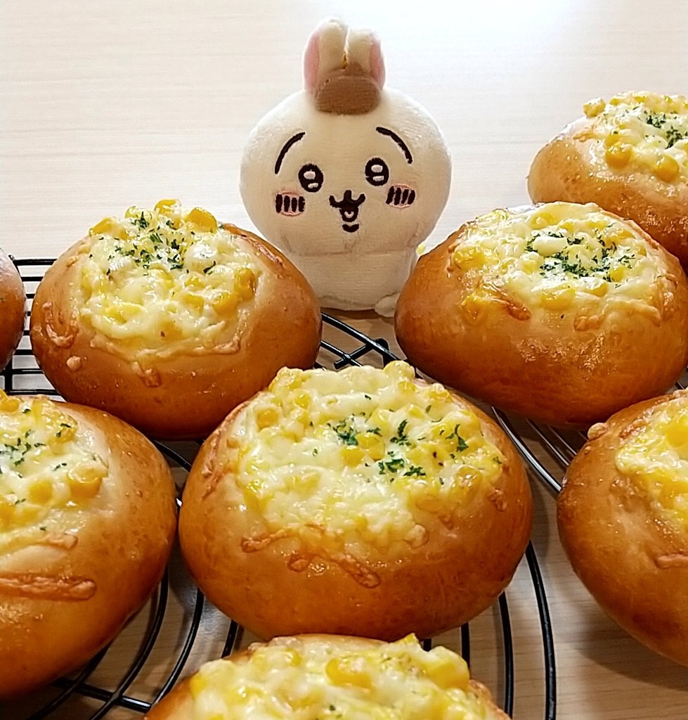 ちいかわの５級合格ほんとに嬉しい(*´∇｀)ﾉ🎉
実感が沸いてきたときの表情やしぐさも楽しみだなぁ✨
今日はコーンマヨチーズパンを作りました♪
みんなでお祝いしたいねッ🐰
