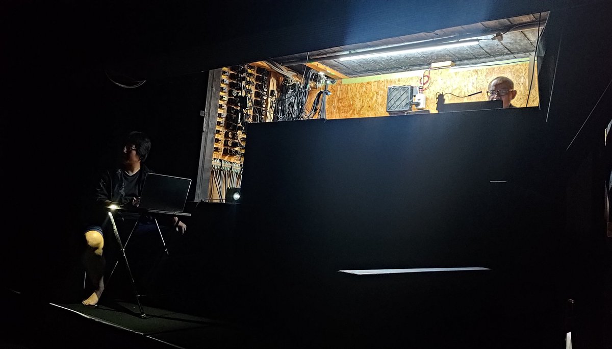 小屋入り2日目 絶賛作業進行中！
音響照明美術が入って、どんどん空間が出来ていきます🙌

さて、今回の舞台は……？👀

🎫ご予約まだまだ承っております！
shibai-engine.net/prism/pc/webfo…

 #栞ちゃんのしおり
 #UnderWayAKindI