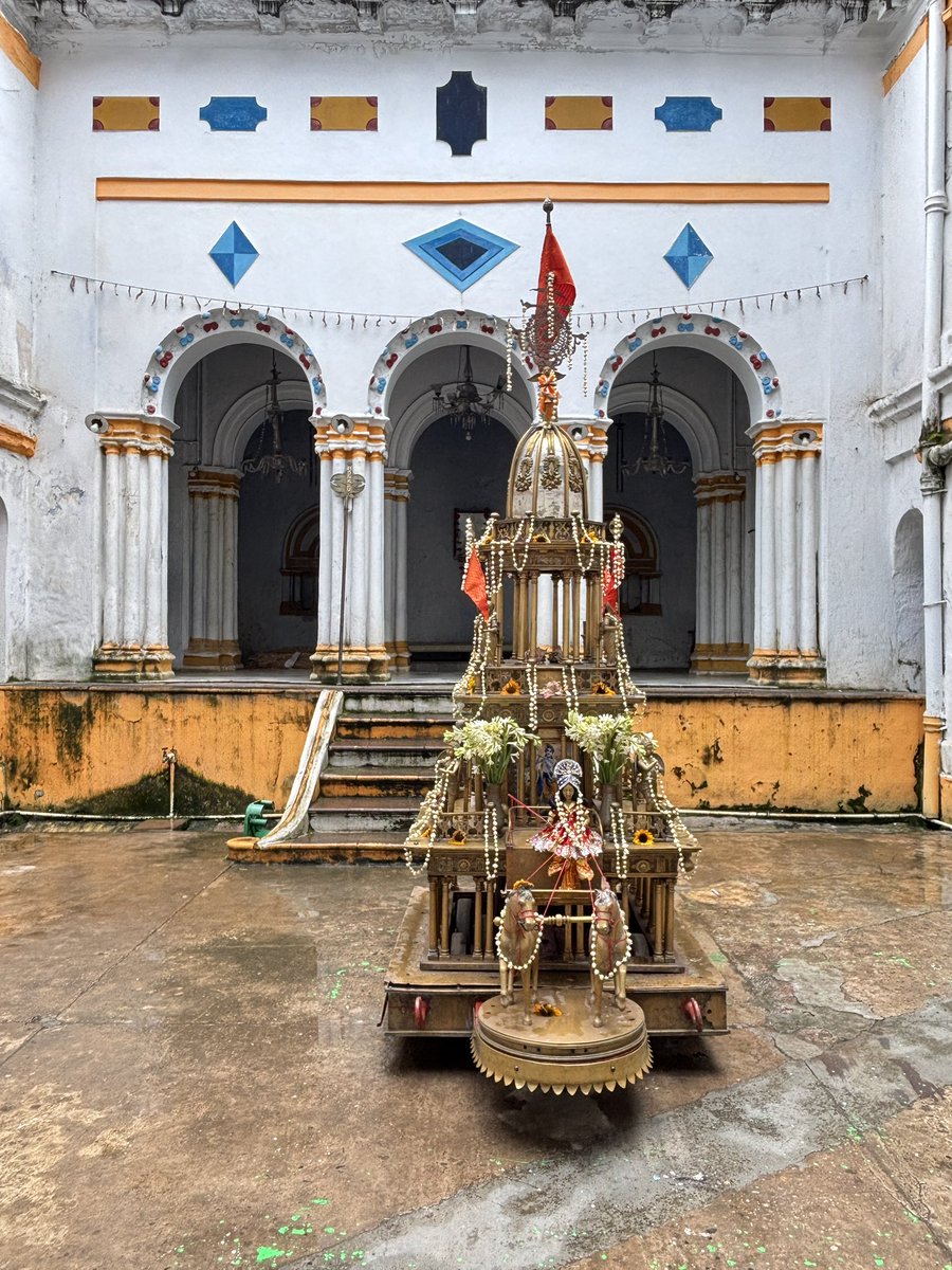 উত্তর কলকাতার তারক প্রামাণিকের বাড়ির রথযাত্রা প্রাচীন।এই বাড়ির ১২ ফুট উচ্চতার পিতলের তৈরি রথে চড়েন বাড়ির কুলদেবতা শ্রীধর জিউ।এই রথযাত্রা নিয়ে আরো বিস্তারিত জানতে নিচের দেওয়া লিংকে ক্লিক করুন।kinjalbose.com/2025/07/03/rat…