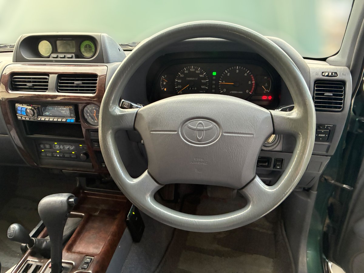 GC__direct's tweet photo. 🚗最長7日間限定入庫速報🚗
ランクルの入り口にして、侮れない完��度。
 95プラド・ツートンカラー・貴重なノーマルコンディション車が入庫しました。
「ランクルやジムニーに憧れて中古車サイトを見て回ったことがある」
この投稿が目に止まったあなたも、きっとそのひとりですよね。

でも現実にはこんな声も聞こえてきます。
「78はかっこいいけど部品が心配」
「60系はさすがに家族で使うにはキツいかも…」
そんな方にこそ薦めたいのが95プラドです。

この代から街乗りの使い勝手も意識された設計で、
取り回しが良く、車重も軽め、乗り心地も柔らか。
 “クラシック感”と“実用性”を絶妙に両立したモデルです。
見た目も抜群。
バンパーガード、ワイドフェンダー、背面タイヤが並ぶ姿は、
 ひと目で「これランクルだ」と分かる存在感。
ファミリーカーとしても通用するうえ、
川沿いのバーベキューや山奥のキャンプ場でも画になる。
 “暮らしの中にオフロードを取り込む”には最適な一台です。

この個体は1オーナーではありませんが、23年間大切に乗られてきた車両で、
今年5月にはエアコン周りの整備も実施済み���
貴重なノーマル状態を保っており、
 そのまま楽しむもよし、丸目化やナロー化で個性を出すもよし。

「本当はランクルに乗りたかった」
「でも、いきなり旧車フルレストアは勇気が出ない」
そんな人にとって、95プラドは“ちょうどいい最初の一台”です。
販売は最長7日間限定。
市場でも状態の良いノーマル車は減少中。
この機会を逃すと、次がいつになるか分かりません。
気になる方は、お早めにご連絡ください。
 ここから“あなたのランクルストーリー”が始まります。

気になった方は今すぐDMください📩

詳細はこちら↓ 
https://t.co/CTmwJq0YgZ

#車売ります