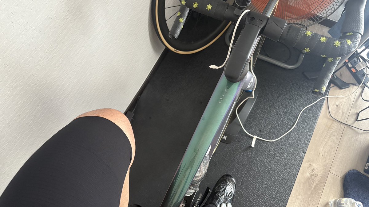 dancinghero23's tweet photo. 超久しぶりにローラートレーニング30min🚴‍♂️ 180wでギリでした🥹 https://t.co/U7esCJpq9R