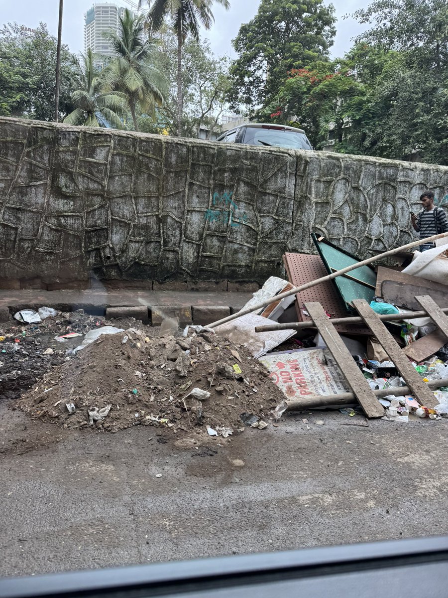 CleanMumbaiMove's tweet photo. Still no action taken by @mybmc @mybmcWardGS to clean #lowerparel. @MPLodha @TOIMumbai @mumbaimirror @mid_day pls help to make this zone clean and liveable. This is between Phoenix tower and Kewal industrial estate. https://t.co/PcQPI3QnJ9
