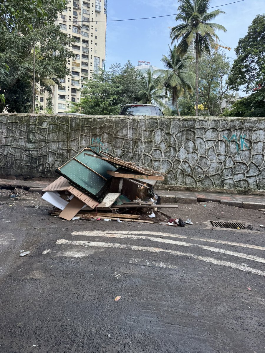 Still no action taken by <a href="/mybmc/">माझी Mumbai, आपली BMC</a> <a href="/mybmcWardGS/">WARD GS BMC</a> to clean #lowerparel. <a href="/MPLodha/">Mangal Prabhat Lodha</a> <a href="/TOIMumbai/">TOI Mumbai</a> <a href="/mumbaimirror/">Mumbai Mirror</a> <a href="/mid_day/">Mid Day</a> pls help to make this zone clean and liveable. This is between Phoenix tower and Kewal industrial estate.