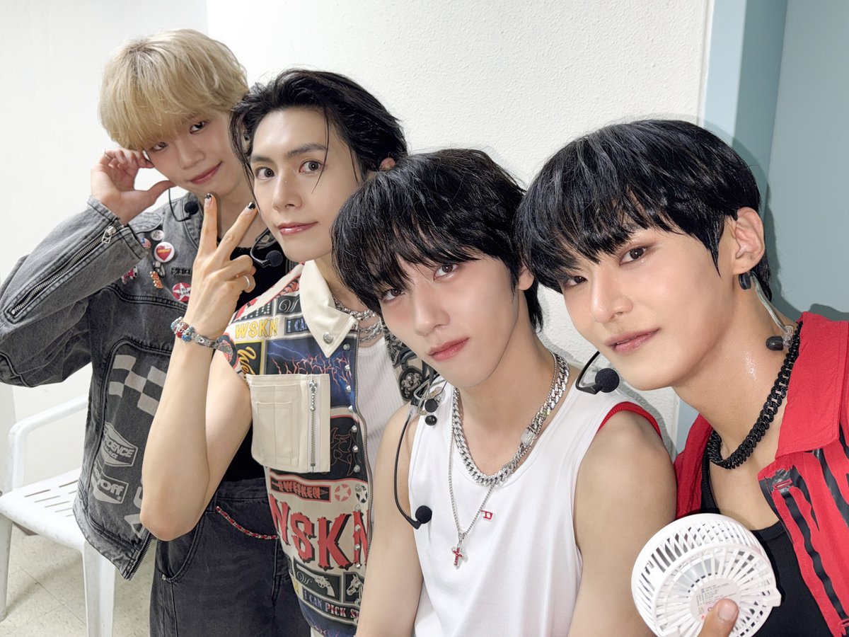 official_XONIK's tweet photo. [#PIC]
250704 #SIMPLY_KPOP

흐린 날씨에도 쏘닉이들과 함께 화이팅 ଘ(੭ˊᵕˋ)੭* ੈ✩‧₊˚

#XONIK #쏘닉 
#효진 #예웅 #주찬 #이준
#ヒョジン #イェウン #ジュチャン #イジュン https://t.co/mQV705GKN9