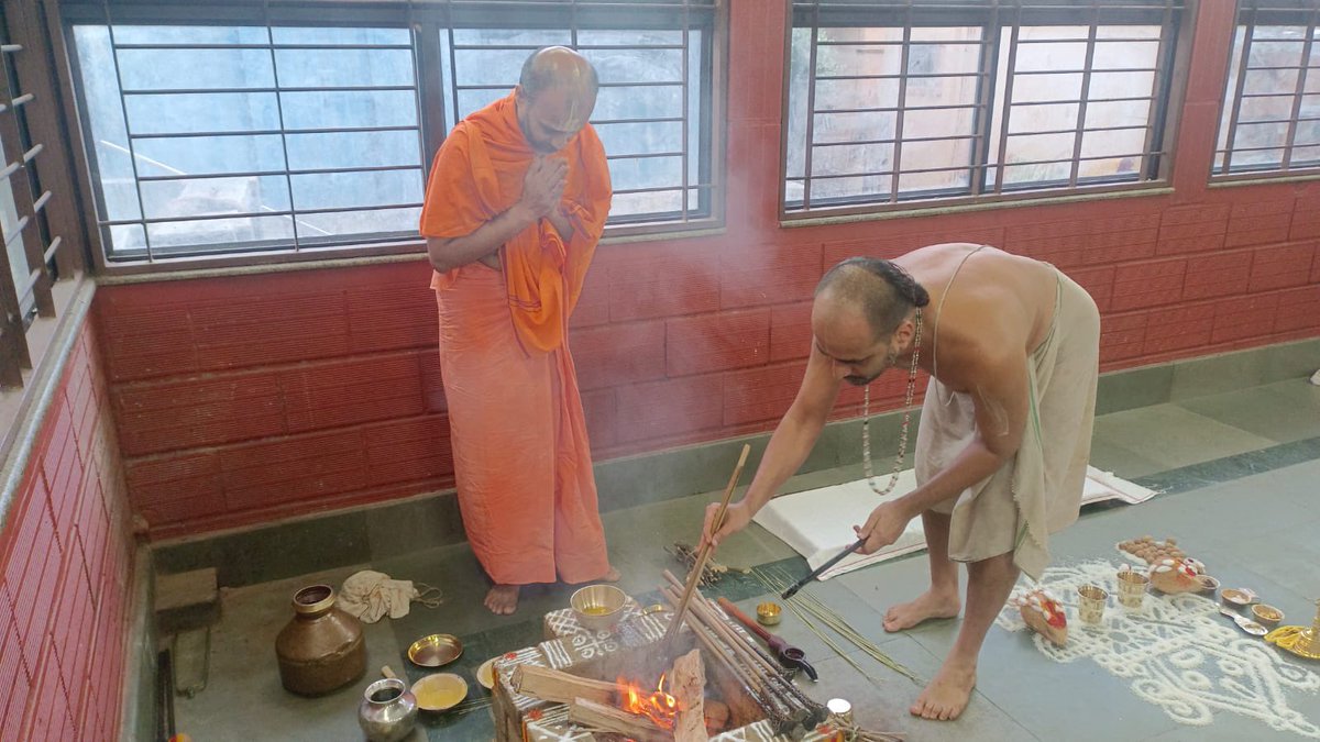 sriuttaradimath's tweet image. Tapta Mudradharana began at 06:00 AM today, Sri Mahaswamigalu has blessed over 4000 devotees and counting on the first day of Mudradharana at Sri Uttaradi Matha, Bengaluru.
On 6th July - Ekadashi, over 15000 devotees are expected to arrive for Mudradharana, for convenience of all…