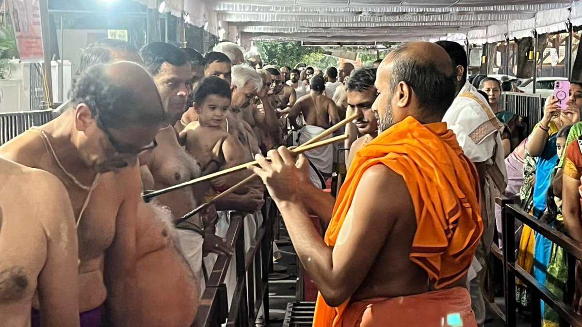 sriuttaradimath's tweet image. Tapta Mudradharana began at 06:00 AM today, Sri Mahaswamigalu has blessed over 4000 devotees and counting on the first day of Mudradharana at Sri Uttaradi Matha, Bengaluru.
On 6th July - Ekadashi, over 15000 devotees are expected to arrive for Mudradharana, for convenience of all…
