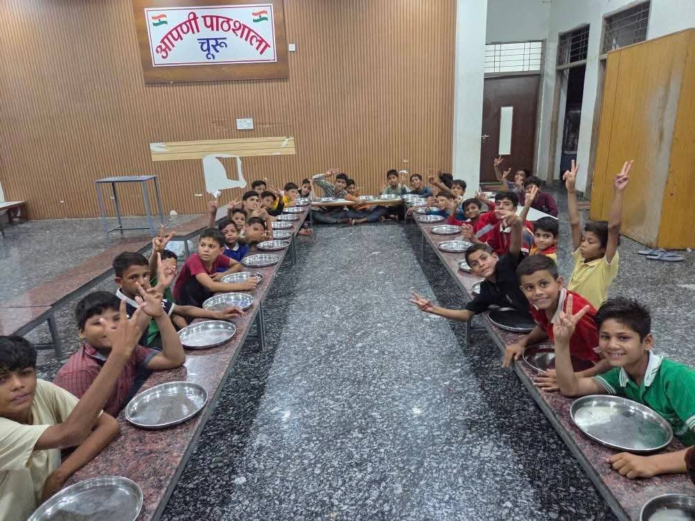 10 लाख निर्माण में और अब ये शानदार चक्की ( 57000) इन देश के कोने-कोने से अभावग्रस्त, बेसहारा बच्चों के लिए जनसहयोग से दी जा रही निःशुल्क शिक्षा व रोज़ खिलाये जा रहे भोजन में ये साथ मिला है। 
         भोजन के लिए रोज़ 30-40 kg गैंहू पिसाई में ये शानदार सपोर्ट भाई श्री धर्मपाल जी