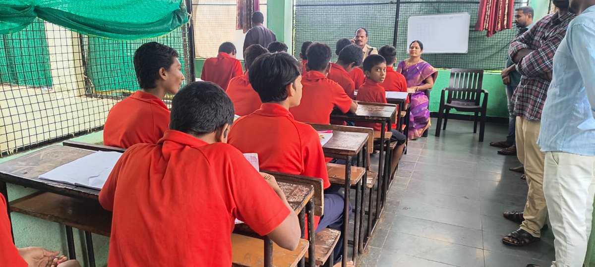 psmhbdtown's tweet photo. I along with SDPO Mahabubabad visited Government Children Home for Boys at Indiranagar Mahabubabad. Checked basic amenities in the school and had meeting with Superintendet and Staff. @spmahabubabad, @mhbdpolice, @sdpomhbd, @TelanganaCOPs, @TelanganaDGP https://t.co/VVY3Xc81Pa